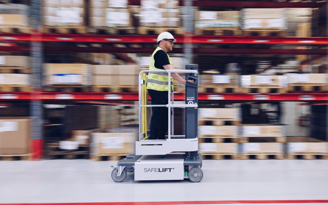 Hur en pelarlift kan förbättra arbetsmiljön och säkerheten på inomhusarbetsplatser